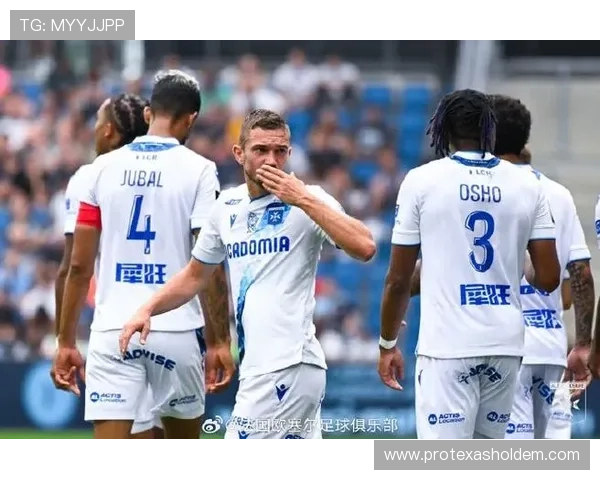 里尔对欧塞尔一役,双方先后被罚下人,比赛末段上演九人对九人 里尔对欧塞尔一役,双方先后被罚下人,比赛末段上演九人对九人